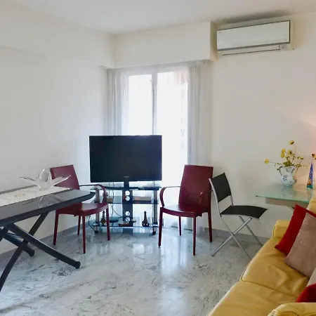Carlton View Apartment: