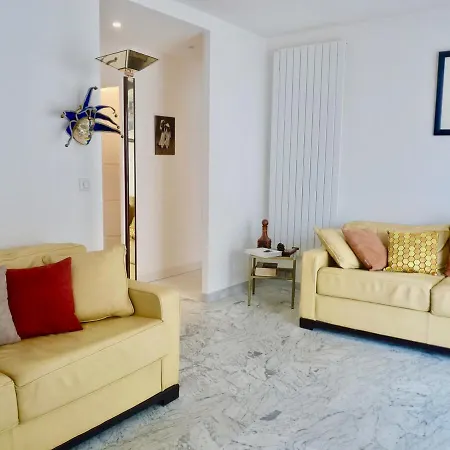 Carlton View Apartment: